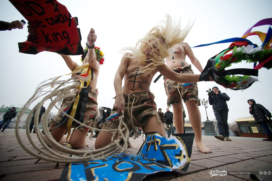 Femen разделись у храма Христа Спасителя