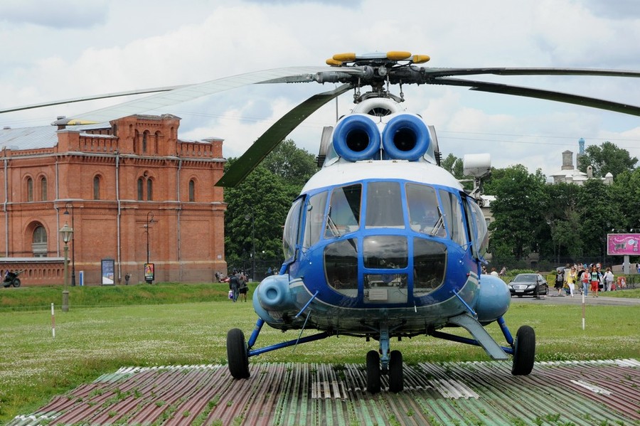 Ми-8 на площадке у Петропавловской крепости
