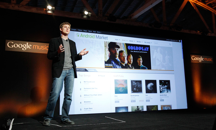 Старший продакт-менеджер Android Майкл Силиски выступает на презентации Google Music. Фото © Mario Anzuoni/REUTERS