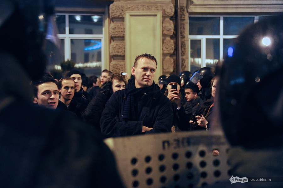 Алексей Навальный (в центре) и Илья Яшин (слева от него) на митинге оппозиции на Чистых прудах 5 декабря 2011 года. © Антон Белицкий/Ridus.ru