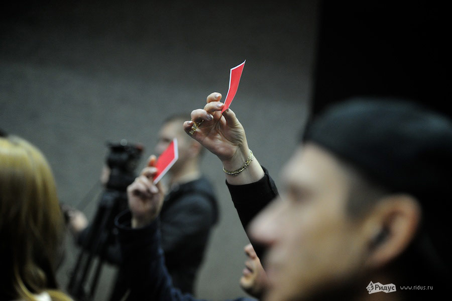 Карточки у журналистов для голосования и выбора победителя перепалки. © Антон Белицкий/Ridus.ru