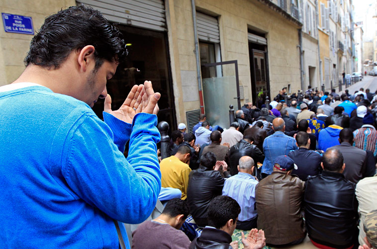 Теперь молитвы на французских улицах запрещены.  © Jean-Paul Pelissier/Reuters