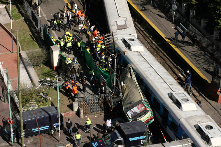 Столкновение двух поездов и автобуса в Буэнос-Айресе. © Reuters / STRINGER/ARGENTINA
