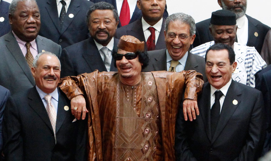 Муаммар Каддафи во&nbsp;время встречи в&nbsp;Сирте с&nbsp;президентом Египта Хосни Мубараком (справа) и&nbsp;президентом Йемена Али Абдуллой Селехом (слева). Архивное фото. &copy; Asmaa Waguih/Reuters