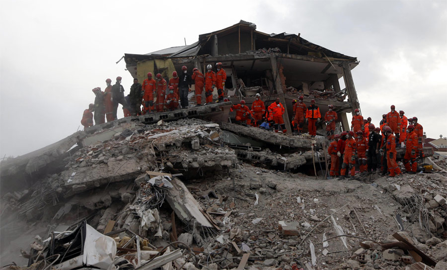 Спасатели ищут людей под завалами дома в Эркисе. © Umit Bektas/Reuters