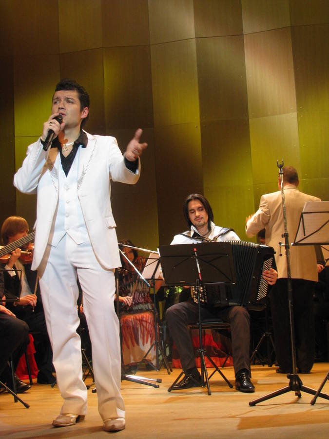 Марио Дюранд выступает с другом-баянистом, оркестром центра Слободкина и своим аккомпанирующим составом