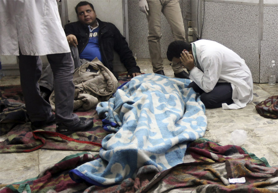 Тело демонстранта в госпитале Каира. © Amr Abdallah Dalsh