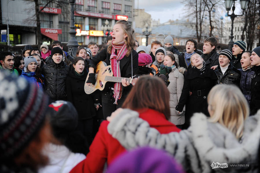 Участники молодежного движения «Россия молодая» на акции «Хватить кормить нас отравой!». © Антон Белицкий/Ridus.ru