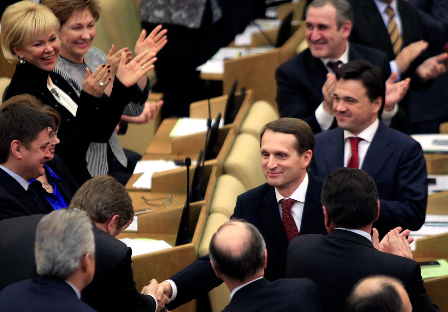 Депутаты Госдумы РФ поздравляют Сергея Нарышкина. © Сергей Пономарев/AP Photo