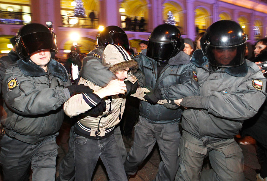 Акция протеста против результатов выборов депутатов в Госдуму и парламент в Петербурге. © Alexander Demianchuk/Reuters
