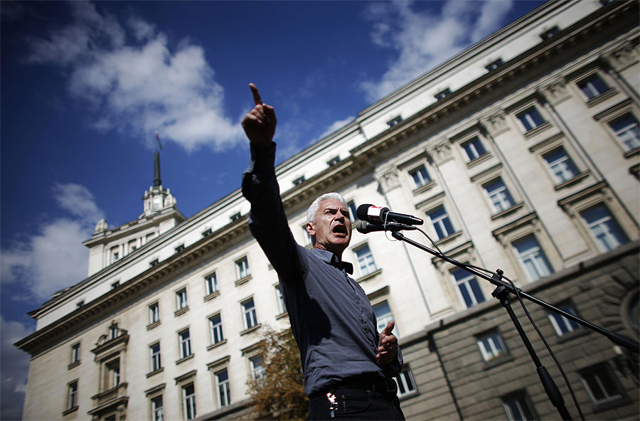 Выступление лидера националистической партии «Атака» Волена Сидерова. © Stoyan Nenov/Reuters