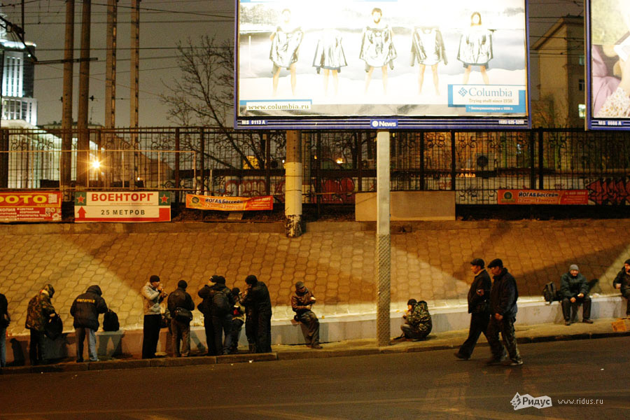 Бездомные ожидают Ночной автобус © Антон Тушин/Ridus.ru