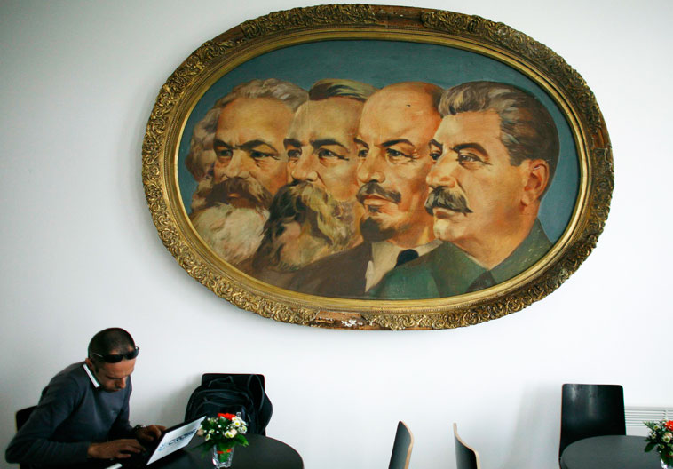 Посетитель в кафе Музея коммунизма. © Stoyan Nenov/Reuters