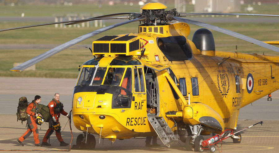 Спасательный вертолет британских ВВС готовится к вылету на операцию с базы в городе Холихед. © PHIL NOBLE/Reuters