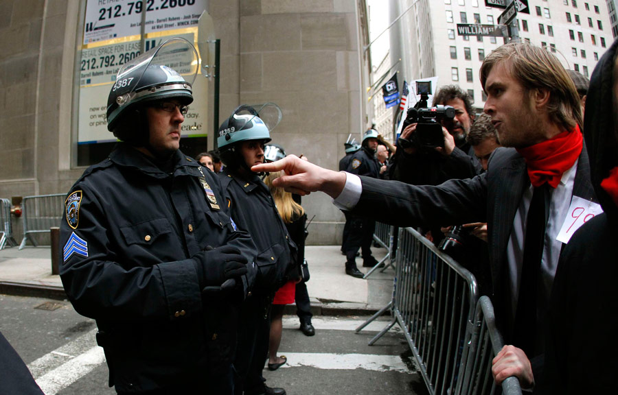 Полиция не пускает демонстрантов Occupy Wall Street к городской фондовой бирже. © Mike Segar/Reuters
