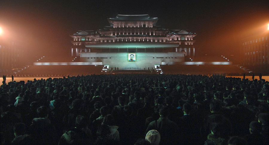 Граждане Северное Кореи оплакивают скончавшегося 17 декабря Ким Чен Ира. Толпы людей собрались ранним утром 21 декабря на площади Ким Ир Сена в Пхеньяне. © REUTERS/KCNA 