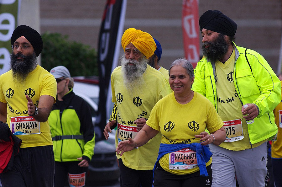 Фауджа Сингх (в центре) бежит марафонскую дистанцию в Торонто. © plt_sports/Flickr