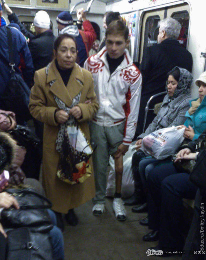 Попрошайка с сыном просит деньги на операцию у пассажиров. © Дмитрий Найдин/Ridus.ru