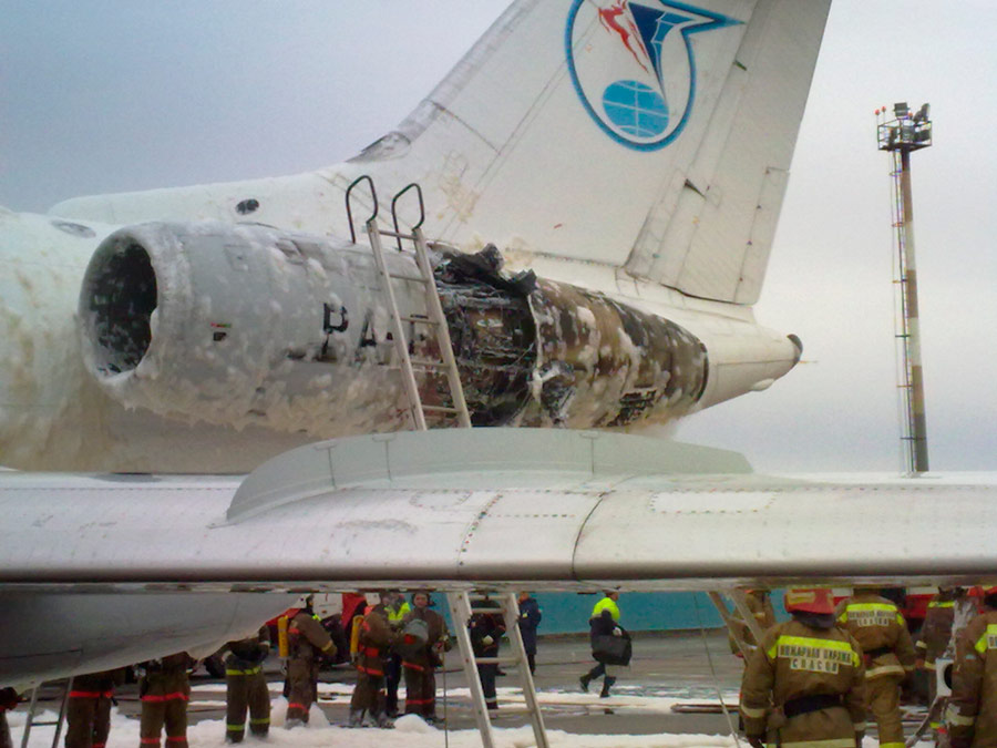 Загоревшийся во время взлета в аэропорту Нового Уренгоя самолет Ту-134 авиакомпании «Ямал». © Пресс-служба МЧС России/РИА Новости