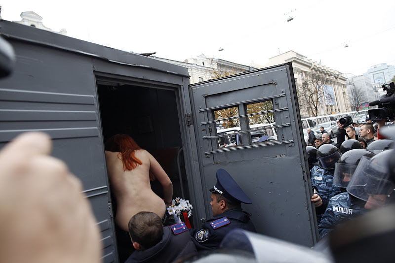 Участницу акции доставят в отделение. © femen.livejournal.com