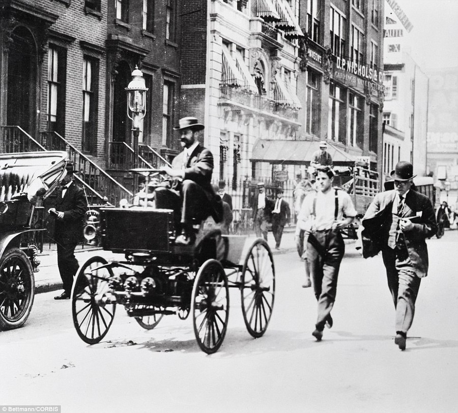 Selden car, powered by the engine that Selden built in 1877, in operation on 56th Street, N.Y., in 1905. This vehicle was built around the old engine in 1904 by Henry R. Selden and George B. Selden, Jr. 