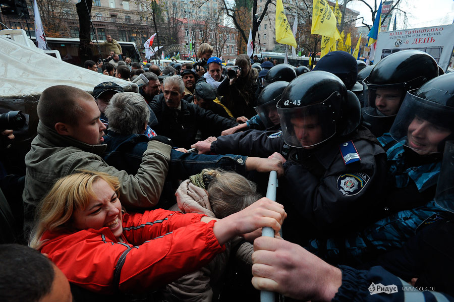 Столкновения сторонников Юлии Тимошенко с милицией в Киеве после оглашения приговора. © Сергей Полежака/Ridus.ru