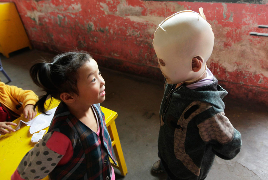 Китайский мальчик в маске. © Reuters / JASON LEE