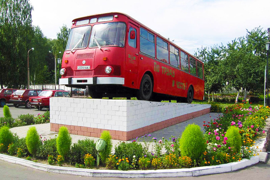 18. Памятник автобусу ЛиАЗ-677 в г. Светлогорске (Белоруссия), установленный в 2004 году перед атвобусным парком. Фото с сайта skyscrapercity.com.