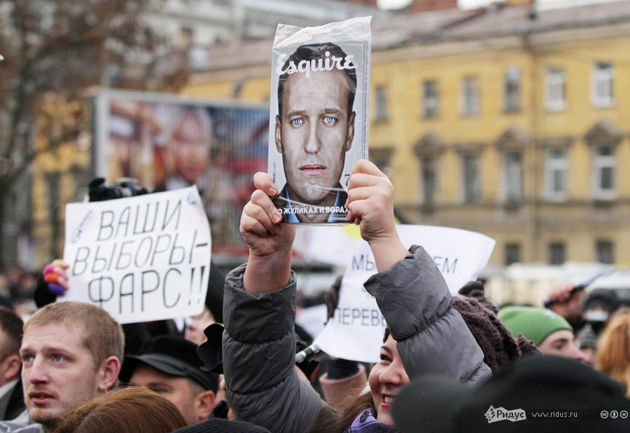 Протестанты на акции «За честные выборы» в Санкт-Петербурге 10 декабря 2011 года держат в руках журнал Esquire, на обложке которого Алексей Навальный. © Антон Тушин/Ridus.ru