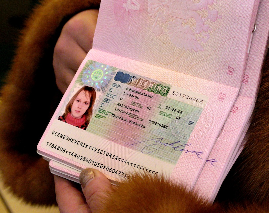 Первые паспорта с визами своей страны, действительные в зоне Шенгенского соглашения, выдало Генеральное консульство Швеции в Калининграде. © Игорь Зарембо/ИТАР-ТАСС