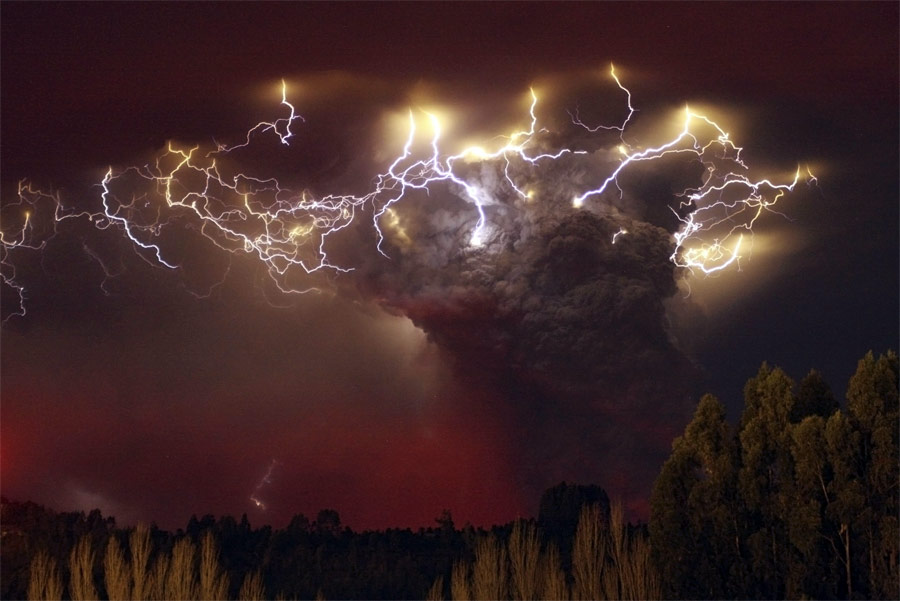 Извержение вулкана Пуйеуэ в Чили. © Carlos Gutierrez/Reuters