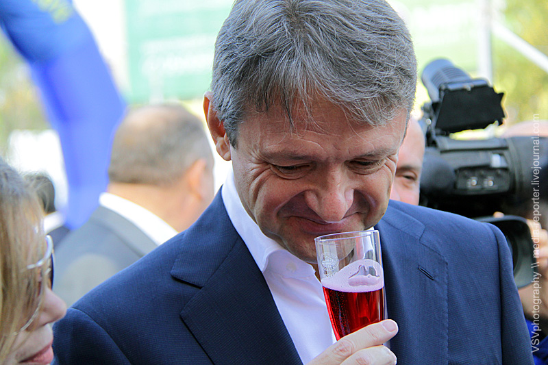 Губернатор Краснодарского края Александр Ткачёв тоже дегустировал вина, останавливался у каждого производителя...