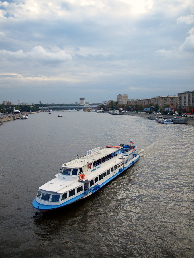 Прогулочный корабль на Москве реке. Вид с Крымского моста. © Vadim Preslitsky