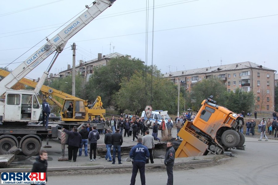 В Новотроицке, Оренбургской области самосвал провалился в 6-метровую яму