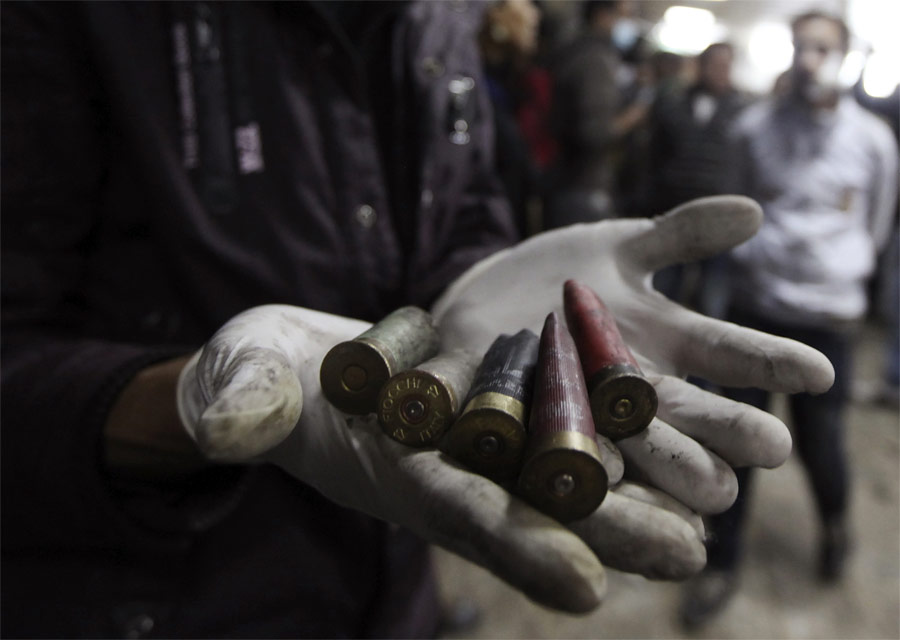 Демонстрант показывает гильзы от патронов, которыми стреляли в демонстрантов. © Amr Abdallah Dalsh