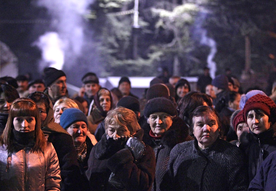 Сторонники Аллы Джиоевой на центральной площади Цхинвали. © Валерий Мельников/РИА Новости