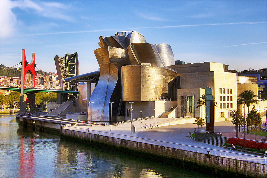 1. Музей Гуггенхайма в Бильбао (Испания), построенный по проекту американского архитектора Фрэнка О. Гери и открытый в 1997 году, сыграл решающую роль в перевоплощении депрессивного промышленного центра в культурную столицу. Фото Phillip Maiwald.