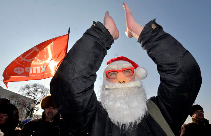 Митингующий в костюме Деда Мороза на акции протеста «За честные выборы» во Владивостоке 24 декабря 2011 года. © Yuri Maltsev/Reuters