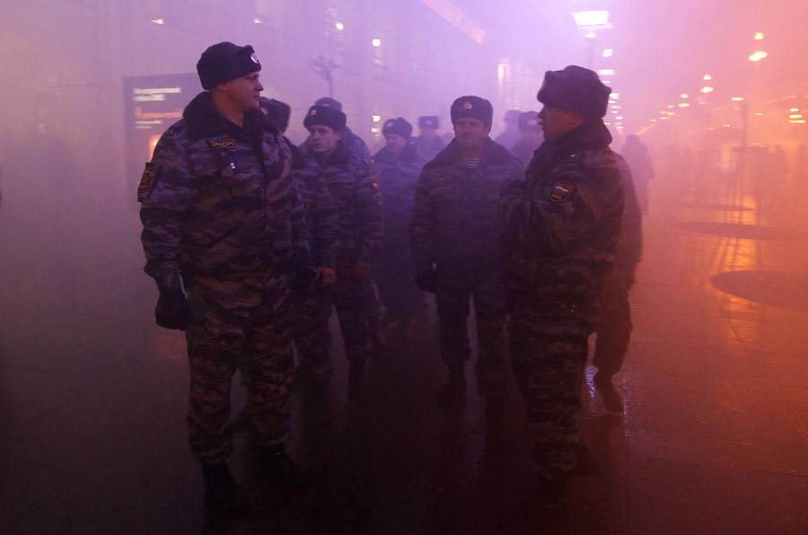 Сотрудники полиции на месте проведения несанкционированного митинга «Против несправедливых выборов» в Петербурге. © Alexander Demianchuk/Reuters
