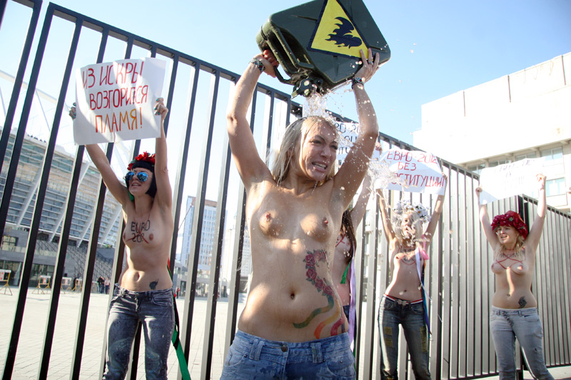 Активистка группы FEMEN обливает себя «бензином». © femen.livejournal.com