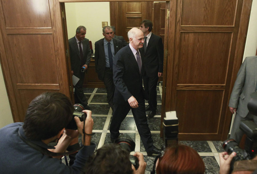 Премьер-министр Йоргос Папандреус покидает зал переговоров в президентском дворце. © JOHN KOLESIDIS/Reuters