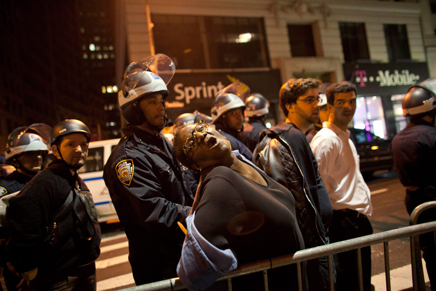 Задержание демонстрантов Occupy Wall Street рядом с Зукотти парком в Нью-Йорке. © Andrew Burton/Reuters