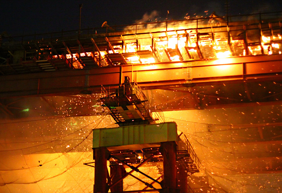 Пожар на строящемся мосту через бухту Золотой Рог во Владивостоке. © zeka-vasch.livejournal.com