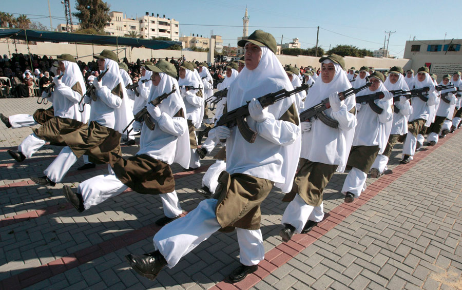 Торжественный марш членов исламского движения сопротивления Хамас в Газе по случаю вручения дипломов. © Ismail Zaydah/Reuters