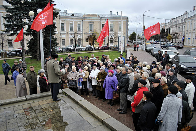 Участники митинга на пл. Ленина.