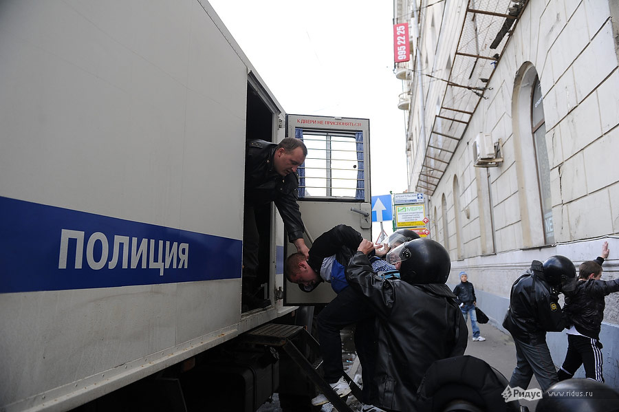 Полиция зачищает площадь от гомофобов. © Антон Белицкий/Ridus.ru