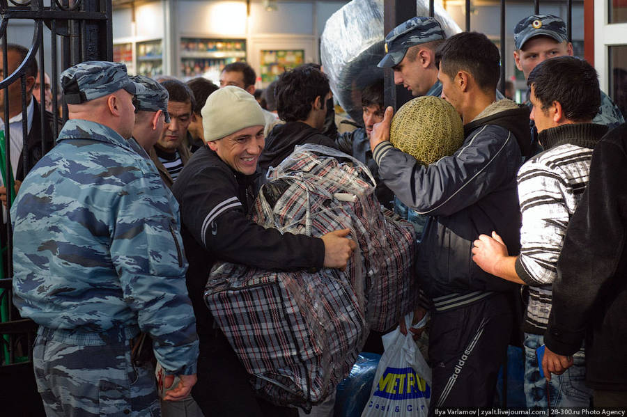 Граждане Таджикистана покидают Москву. © Илья Варламов