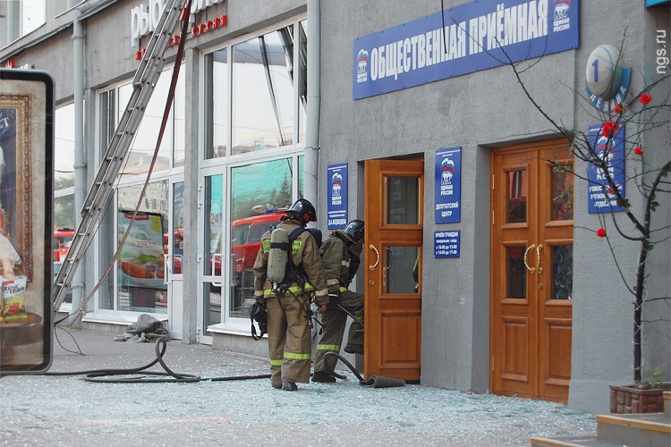 Пожарные у входа в приемную «Единой России» в Новосибирске. © Ирина Малыгина/ngs.ru