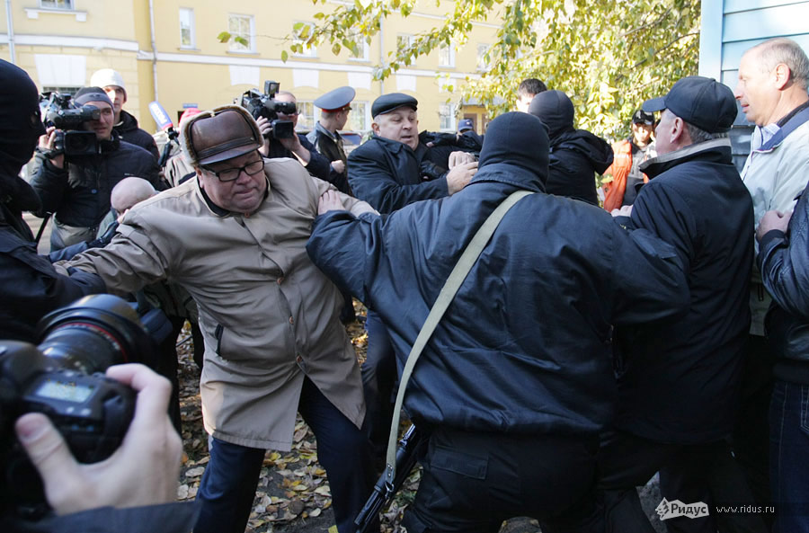 Спецназ оттесняет владельцев от незаконной автомойки.  © Антон Тушин/Ridus.ru