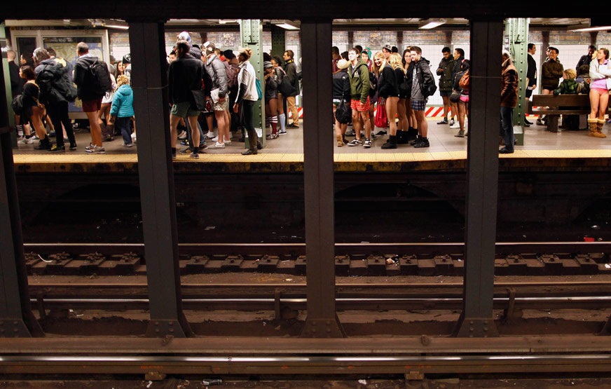 Мировая ежегодная акция The No Pants Subway Ride («Поездка в метро без штанов») в Нью-Йоркском метро. © Lucas Jackson/Reuters